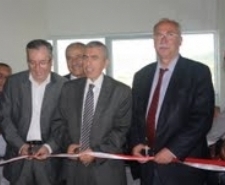 DİKTİKLERİ GİYSİLERİN MANKENLİĞİNİ YAPTILAR
