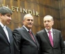 BAŞKAN ASARLI’NIN ROZETİNİ BAŞBAKAN TAKTI