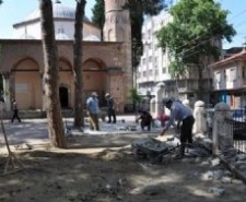 EDREMİT BELEDİYESİ CAMİLERDE ÇEVRE DÜZENLEMELERİNE BAŞLADI