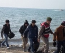 AYVALIK'TA 26 MÜLTECİ YAKALANDI