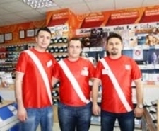 İŞYERİNDE AYVALIKGÜCÜ FORMASIYLA ÇALIŞIYORLAR