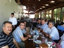 TAYİN OLAN ARKADAŞLARI İÇİN VEDA YEMEĞİ DÜZENLEDİLER