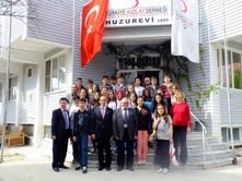 ÖĞRENCİLERİN HUZUREVİ ZİYARETİNDE DUYGU DOLU ANLAR YAŞANDI