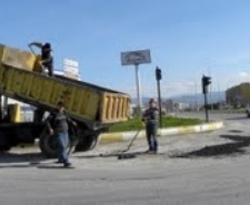 EDREMİT'TE KÖSTEBEK YUVASINA DÖNEN YOLLAR ŞOFÖRLERİ İSYAN ETTİRDİ