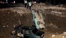 2 Araç Birden Çukura Uçtu: 5 Yaralı