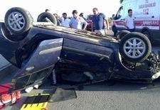 TAKLA ATAN ARAÇTA SIKIŞAN YARALILARI İTFAİYE KURTARDI