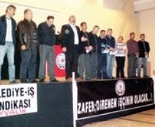 AYVALIK’TA BELEDİYE İŞÇİLERİ TORBA YASAYA TEPKİ GÖSTERECEK