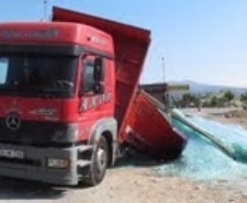 12 TON CAM TIRIN KASASINDAN YOLA SAÇILDI