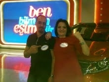 AYVALIKLI ÇİFT KATILDIĞI TELEVİZYON YARIŞMASINDAN OTOMOBİL KAZANDI