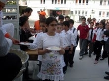 23 NİSAN NEDENİYLE 2 BİN KİŞİYE PİLAV AYRAN DAĞITILDI