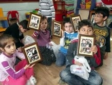 MİNİKLERE SÜRPRİZ 23 NİSAN HEDİYESİ DAĞITTILAR