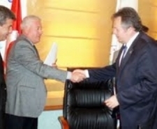 AYVALIK’TA BELEDİYE İŞÇİLERİNİN SÖZLEŞME SEVİNCİ