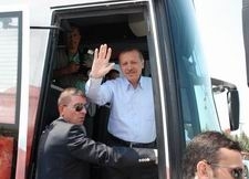 BAŞBAKAN, ÇOCUKLARA OYUNCAK DAĞITTI