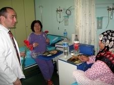 EDREMİT DEVLET HASTANESİ KADINLARI UNUTMADI, KARANFİL DAĞITTI