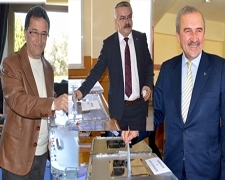 EDREMİT’TE BAŞKAN ADAYLARI OYLARINI EŞLERİ İLE KULLANDILAR