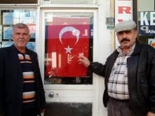 BURHANİYE’DE ESNAFTAN TERÖRE BAYRAKLI TEPKİ