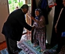 YAŞLILARA BAŞKAN UYSAL’DAN ZİYARET