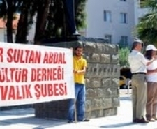AYVALIKLI ALEVİLER ZORUNLU DİN DERSLERİNİN KALDIRILMASI TALEPLERİNİ YİNELEDİ