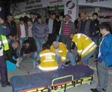 EDREMİT’TE MOTOSİKLET ARACA ÇARPTI: 1 YARALI