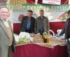 ORGANİK ÜRÜNLERİNİ SATIYORLAR