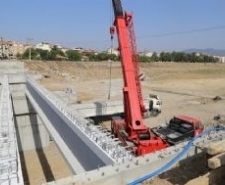 KÖPRÜ KİRİŞLERİ KONULUYOR
