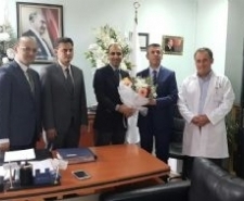 EDREMİT'TE KAYMAKAMDAN SAĞLIK ÇALIŞANLARINA BİR BUKET ÇİÇEK