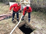 SU KUYUSUNA DÜŞEN İNEK GÜÇLÜKLE ÇIKARILDI