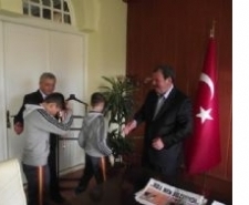 GÜREŞ TAKIMI KUPAYI BAŞKANA VERDİ