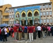 AYVALIK’TA ÖĞRETMENLER ÖĞRENCİLERİNİ ŞEKERLE KARŞILADI