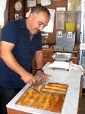 BAYRAM SABAHINDA, AYVALIK'TA 5 TON BÖREK SATILDI