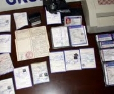 EDREMİT'TE SAHTE VİZE DÜZENLEYEN SUÇ ÖRGÜTÜ OPERASYONUNDA 2'Sİ POLİS 6 KİŞİ TUTUKLANDI