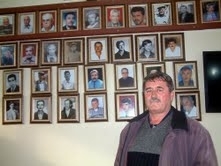 ÖLEN VATANDAŞLARIN FOTOĞRAFLARINI İŞYERİNİN DUVARINA ASTI