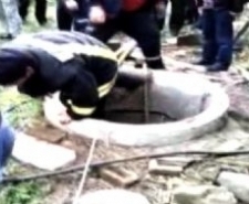 KUYUYA DÜŞEN KADINI İTFAİYE KURTARDI