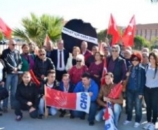 AYVALIK’TA ADLİYE BİNASINA SİYAH ÇELENK