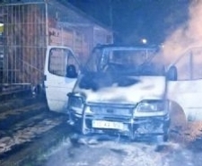 PARK HALİNDEKİ KAMYONET ALEVLERE TESLİM OLDU