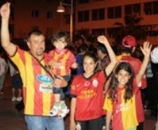 GALATASARAY’LI TARAFTARLARIN ŞAMPİYONLUK COŞKUSU