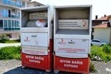 TÜRK KIZILAYI’NIN GİYİM BAĞIŞ KUTULARINA ATILANLAR TEPKİ ÇEKİYOR