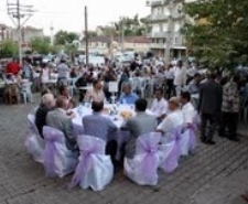 VALİ TURHAN, ROMANLARIN İFTAR SOFRASINA KATILDI