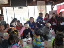 SEVGİ YUVASI ÇOCUKLARINA KAYMAKAM’DAN KAHVALTI, POLİS’TEN HEDİYE
