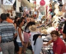 AYVALIK’TA PERŞEMBE PAZARINDAN GEÇİLEMİYOR