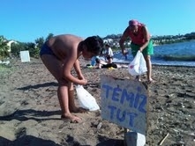 BURHANİYE’DE DEDE TORUN ÇEVRE TEMİZLİĞİ YAPTI