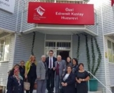 AK KADINLARDAN EMEKLİ ÖĞRETMENLERİ DUYGULANDIRAN ZİYARET