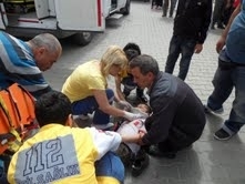 KARŞIDAN KARŞIYA GEÇMEYE ÇALIŞAN ÇOCUĞA MİNİBÜS ÇARPTI