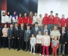 İŞARET DİLİYLE ŞARKI SÖYLEDİLER