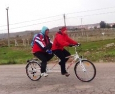 GÖRME ENGELLİ NAMIK TUNCEL BİSİKLETİYLE AYVALIK’TAN GEÇİYOR