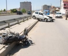 MOTOSİKLET İLE OTOMOBİL ÇARPIŞTI