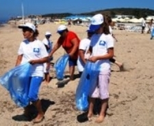 MİNİKLER TEMİZLERKEN BÜYÜKLER GÜNEŞLENDİ