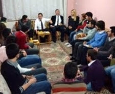 AK PARTİLİ MİLLETVEKİLİ ÜNİVERSİTELİ ÖĞRENCİLERİN EVİNE MİSAFİR OLDU