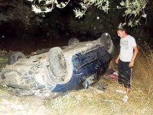 EHLİYETSİZ VE ALKOLLÜ SÜRÜCÜ OTOMOBİLİYLE TAKLA ATTI