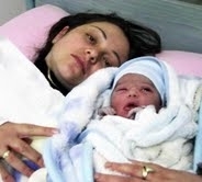 DEPREMZEDE AİLE, 2012’NİN İLK BEBEĞİYLE HAYATA TUTUNDU